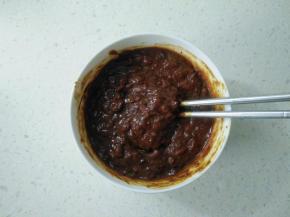 甜面酱和豆瓣酱搅拌均匀。