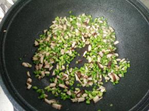 放入蒜苔炒匀。