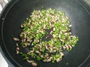 放入蒜苔炒匀。