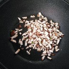 锅内再放适量色拉油 ，放入香菇翻炒。