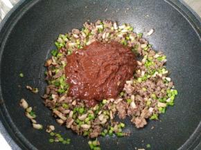 放入搅拌好的豆瓣酱。