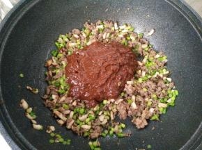 放入搅拌好的豆瓣酱。