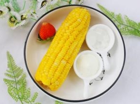 准备食材：玉米1根，澳优能立多G4奶粉3勺，冰糖20g。