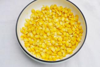 玉米上锅大火蒸熟放温剥粒。