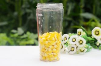 将玉米粒倒入榨汁机中。