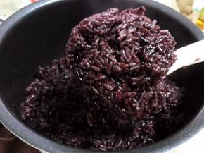 煮熟的糯米饭粒粒分明，不夹生，吃起来稍微有点嚼劲最好。糯米饭彻底放凉