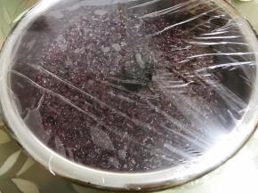 包上两层保鲜膜，外面再包上被子放在温暖的地方发酵，现在夏天一般24到48小时就好了