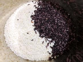 紫米和白糯米称量准备好