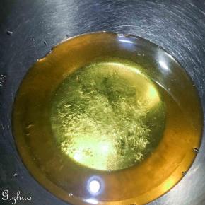 以上配方为学厨75克凯蒂猫月饼模具25个的用量，植物油，枧水，混合搅拌均匀，加入转化糖浆再次搅拌匀。