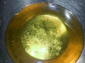 以上配方为学厨75克凯蒂猫月饼模具25个的用量，植物油，枧水，混合搅拌均匀，加入转化糖浆再次搅拌匀。