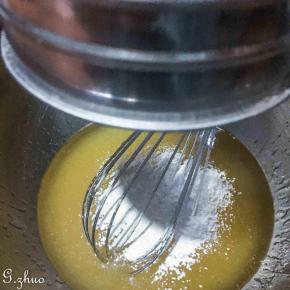 过筛中粉搅拌成团，因为会比较粘手，建议用一次性手套。这样还可以防沾手，更易成团。