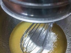 过筛中粉搅拌成团，因为会比较粘手，建议用一次性手套。这样还可以防沾手，更易成团。