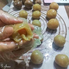 此刻，将蛋黄用咸馅包起来，每份莲蓉35克包裹一个蛋黄。我的这个蛋黄偏大了，15一个，小一点会更好包。