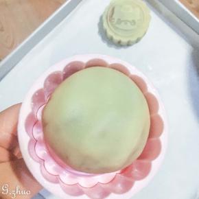 月饼坯要沾上少许面粉，以防沾连，记得抖掉多余的粉，尽可能避免月饼裹的粉太多，饼皮太干，导致开裂。放平往下直接按压至烤盘，可减少挪动，避免变形。