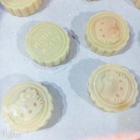 表面用喷壶喷少许水雾，可防止在烤制过程中开裂。