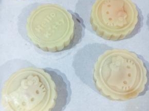 表面用喷壶喷少许水雾，可防止在烤制过程中开裂。