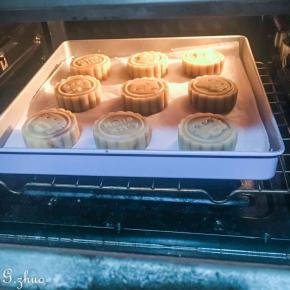 东菱烤箱上下火中层180度，烘烤五分钟。（要关烤箱门哦，图片为了看得更明白）