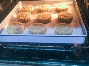 东菱烤箱上下火中层180度，烘烤五分钟。（要关烤箱门哦，图片为了看得更明白）