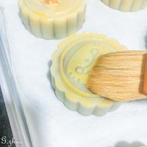 五分钟后取出刷上一层薄薄的蛋液！刷子每次沾起蛋液时在碗边来回得刮掉多余的蛋液，再轻轻刷至月饼纹路上。（切记不要重复刷多次，烤出来表面糊糊的就不好看了 。）