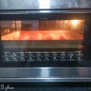 烤箱上下火中层180度，烘烤12分钟，出炉冷却后取下密封2天，待回油后食用味道更佳