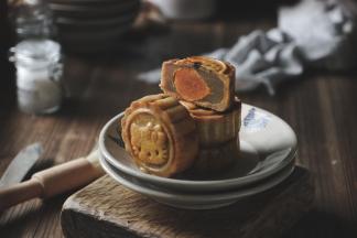 月饼冷却后密封放置24-48小时后回油口感会更好，烤箱温差不同，烤出来的月饼上色情况也会不一样，