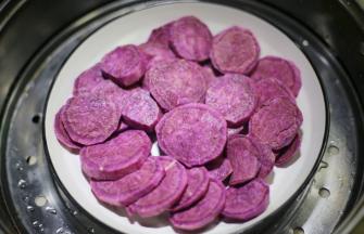 紫薯去皮切片放入锅中大火蒸熟。