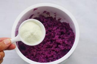 放入碗中加入2勺澳优能立多G4奶粉。