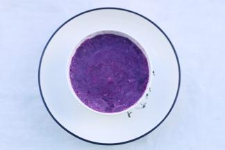 将捣成泥的紫薯泥倒入小碗中。
