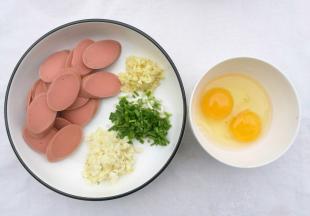 火腿切片，葱姜蒜切末，鸡蛋打散煎熟。