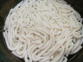 锅中烧水，水开后土豆粉煮熟，捞出过凉水备用。