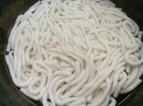 锅中烧水，水开后土豆粉煮熟，捞出过凉水备用。
