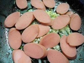 热锅热油，加葱姜蒜爆香，加火腿翻炒。