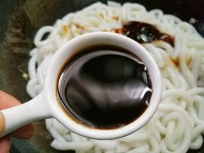 加一勺生抽，一勺老抽。