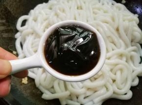 一勺蚝油。