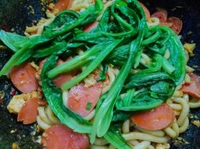 铺上青菜。