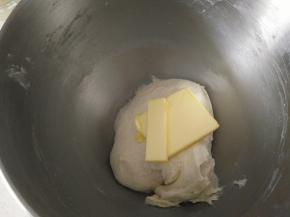 准备好做面包的材料，将面包材料除黄油外材料全部放搅拌桶，揉成光滑的面团，加入软化的黄油继续搅拌。