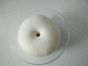 盖上保鲜膜放温度处发酵至两倍大，发酵好的面团用手指戳洞，不塌陷不回缩，发酵完毕。