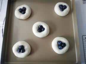 在面团中间放3个鲜蓝莓。