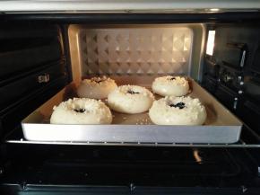 放进预热好的烤箱中层，170度烤18分钟左右即可。