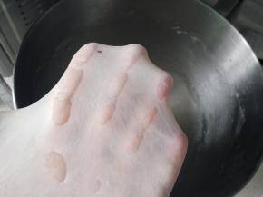 揉至可以拉出大片的薄膜。