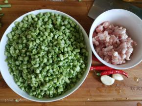 豆角切粒，蒜切蒜末、小米辣椒切圈备用。