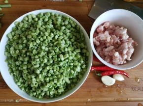 豆角切粒，蒜切蒜末、小米辣椒切圈备用。
