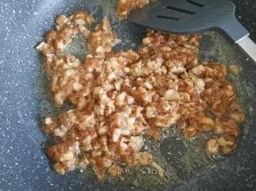 热锅倒油，加入肉末炒散，炒至变色之后盛出备用。