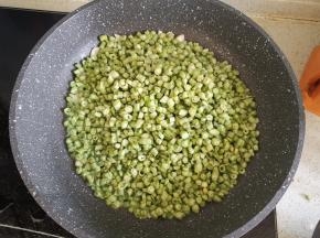 另起锅倒油，倒入蒜末炒香，加入豆角炒熟，加入肉末翻炒均匀，加入少许盐、1勺老抽、1勺蚝油上色调味。