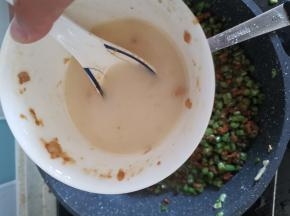 倒入水淀粉，大火煮到汤汁浓稠关火。撒入小米椒翻炒均匀即可出锅了。