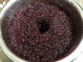 拌匀后压平，中间留个小洞