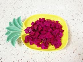 火龙果切成1厘米大小的块。