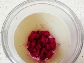 放进榨汁杯。