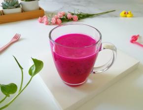 宝贝一口气就喝掉了小半杯。