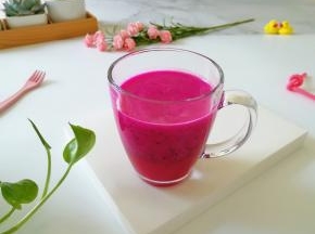 宝贝一口气就喝掉了小半杯。